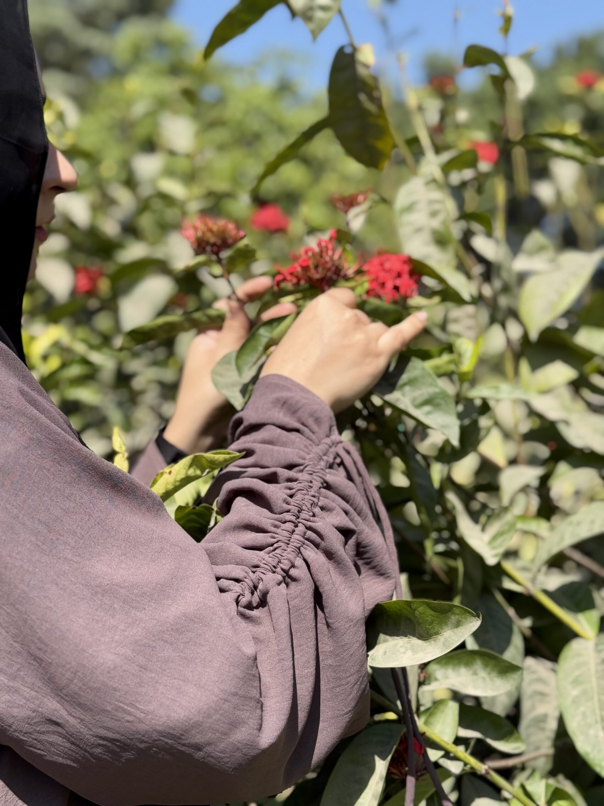 Petal Ruched Sleeve Abaya - Image 5